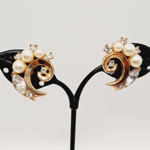 Vintage Crown Trifari Clip Earrings, Faux Pearls & Clear Rhinestones, Gold Tone - Picture 7 of 13